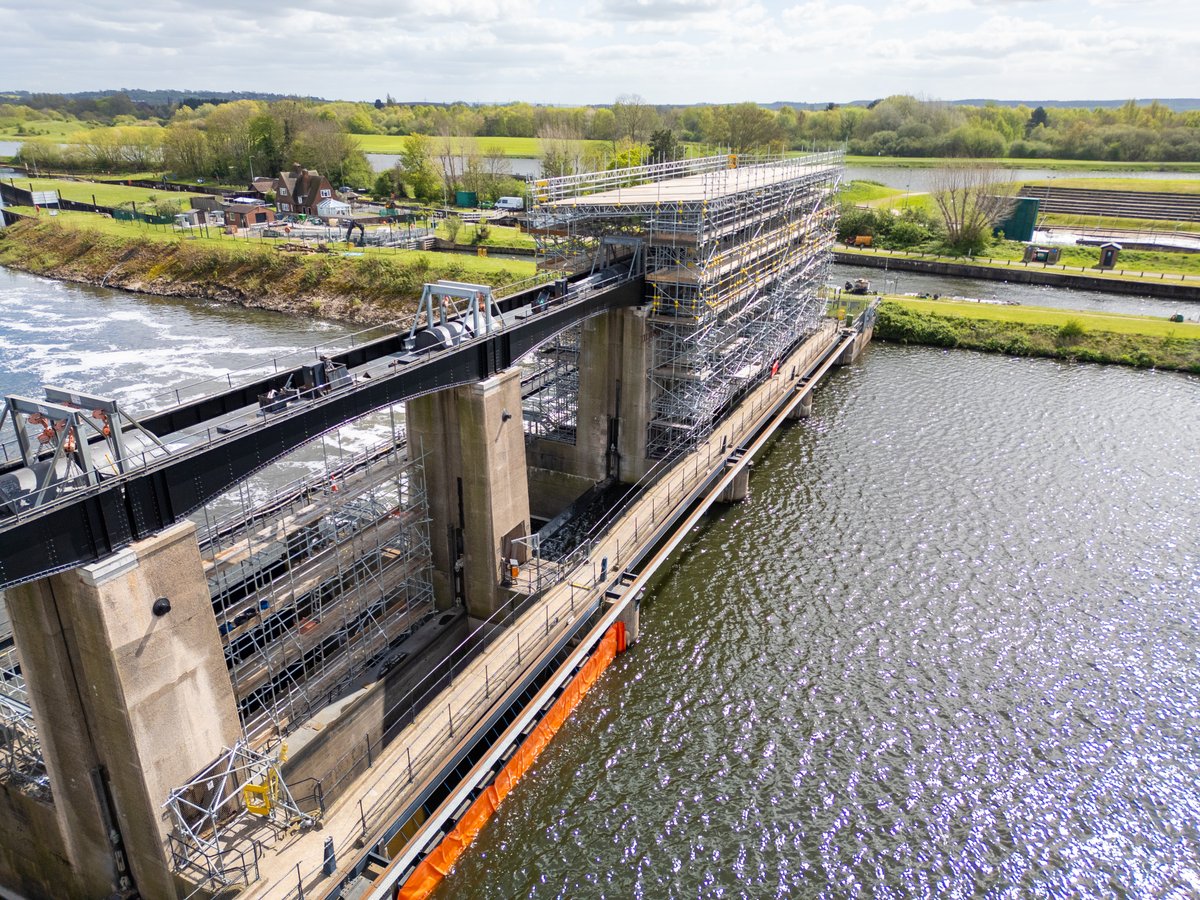 JacksonCivils's tweet photo. A Jackson team refurbishing Holmes Sluices near Nottingham is preparing to start work on the final gate of five on the Environment Agency structure, which spans the full width of the River Trent. https://t.co/NrvWxwhbRV