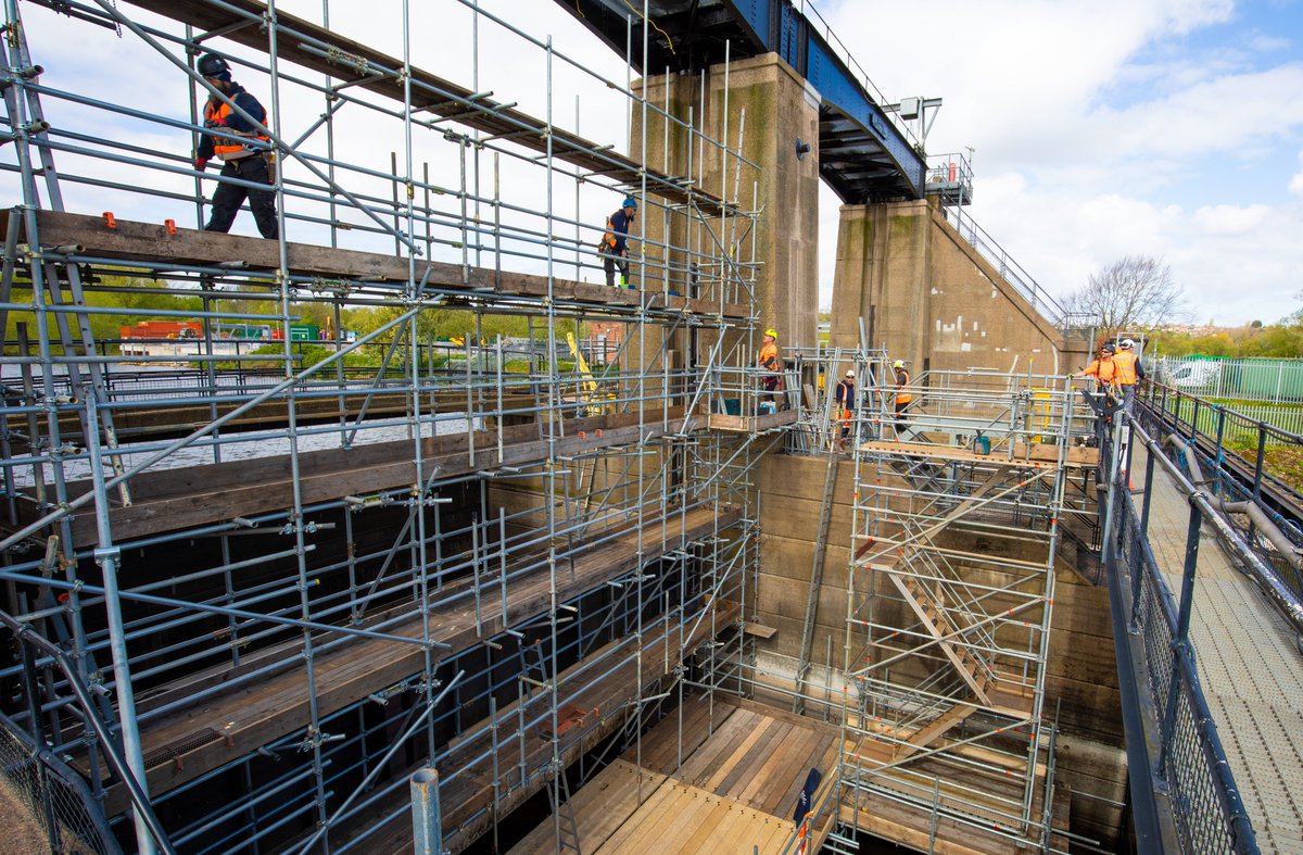 JacksonCivils's tweet photo. A Jackson team refurbishing Holmes Sluices near Nottingham is preparing to start work on the final gate of five on the Environment Agency structure, which spans the full width of the River Trent. https://t.co/NrvWxwhbRV