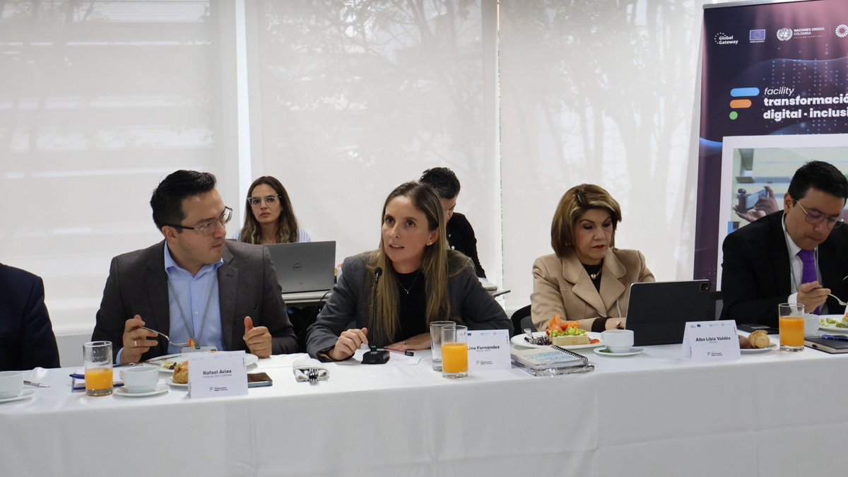 PnudColombia's tweet photo. Desde una mujer emprendedora que vende en línea hasta un joven rural que accede a formación, el IDTF busca conectar vidas, no solo dispositivos.
Una apuesta conjunta para que lo digital sea cotidiano, útil y accesible en cada territorio del país.
@ONUColombia @UEenColombia @Ministerio_TIC