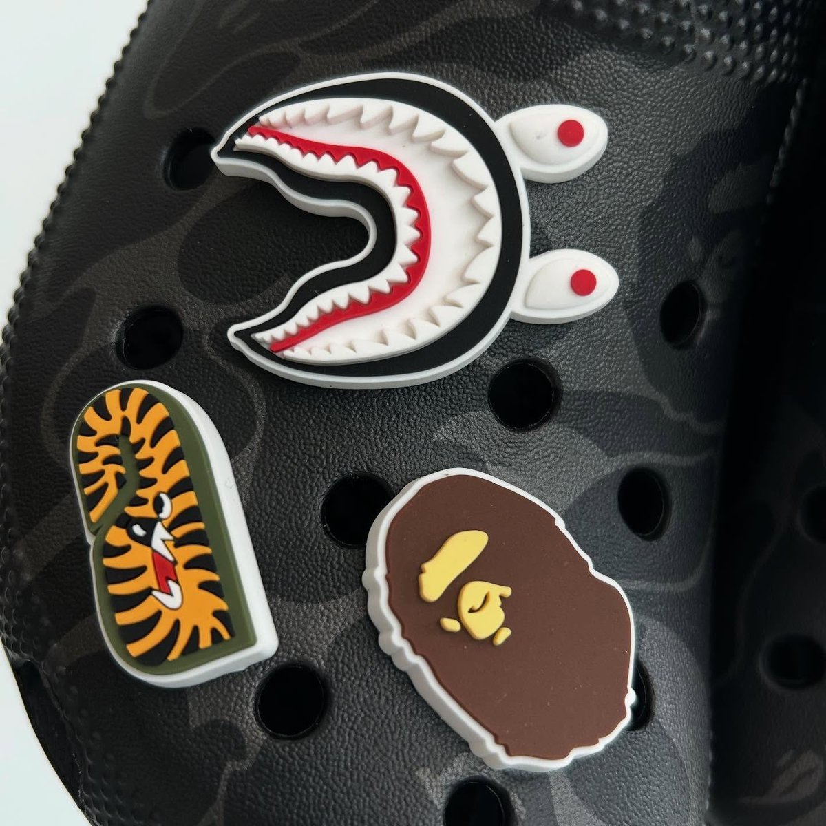 Ovrnundr's tweet photo. BAPE x Crocs “Black” F&amp;F (2025) https://t.co/O3775PLsdx