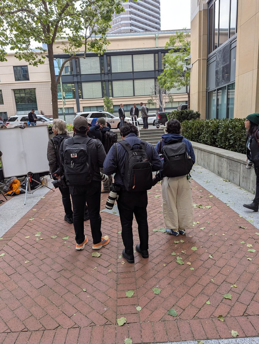 Pretty good crowd waiting to get into Musk v Altman <a href="/OpenAI/">OpenAI</a> # trial in Oakland for opening statements and (perhaps) <a href="/elonmusk/">Elon Musk</a> testimony. <a href="/mlexclusive/">MLex</a> will be here everyday so stay tuned