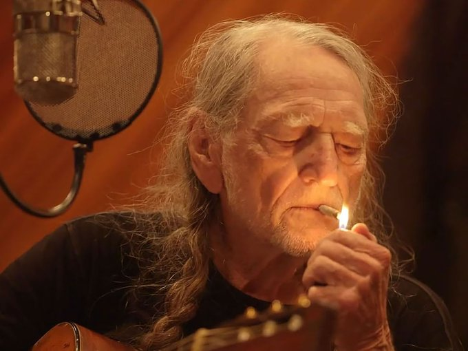 ProfesorJonk's tweet image. "Mi médico me dice que debería empezar a bajar el ritmo, pero hay más viejos borrachos que médicos viejos, así que tomémonos todos otra ronda".
Willie Nelson.
🎂
Leyendas, él y su guitarra 'Trigger'.
#WillieNelson #musica #country
youtube.com/watch?v=dBN86y…