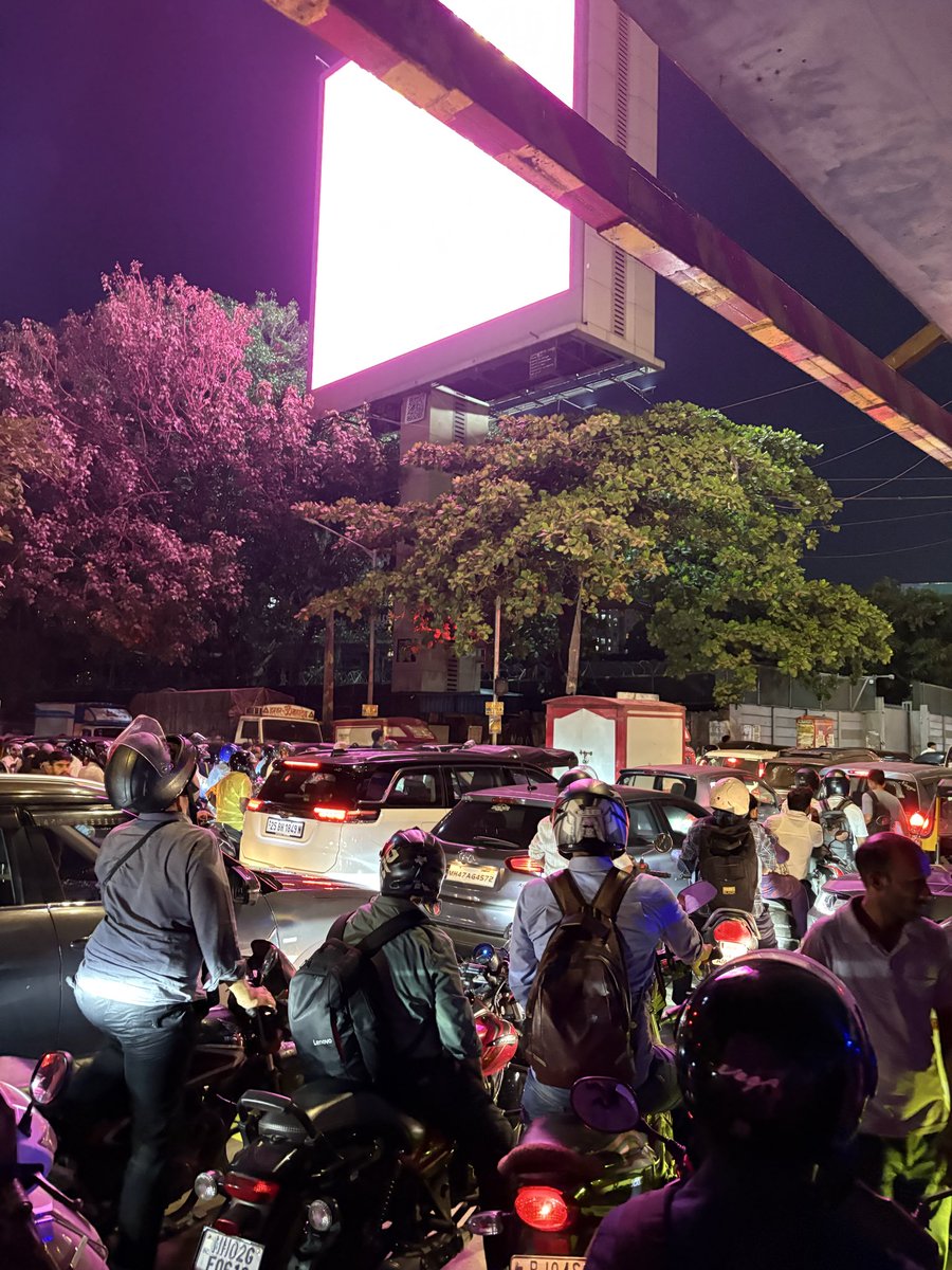 poisonous_horns's tweet image. If someone wishes to experience a trip to hell on earth, please come to Mumbai. Temperatures that make you feel like you are being roasted alive, with no space to walk or commute. Please visit Mumbai, to experience Hell on earth.
@mybmc @MumbaiPolice 
#mumbai #mumbaitraffic #heat