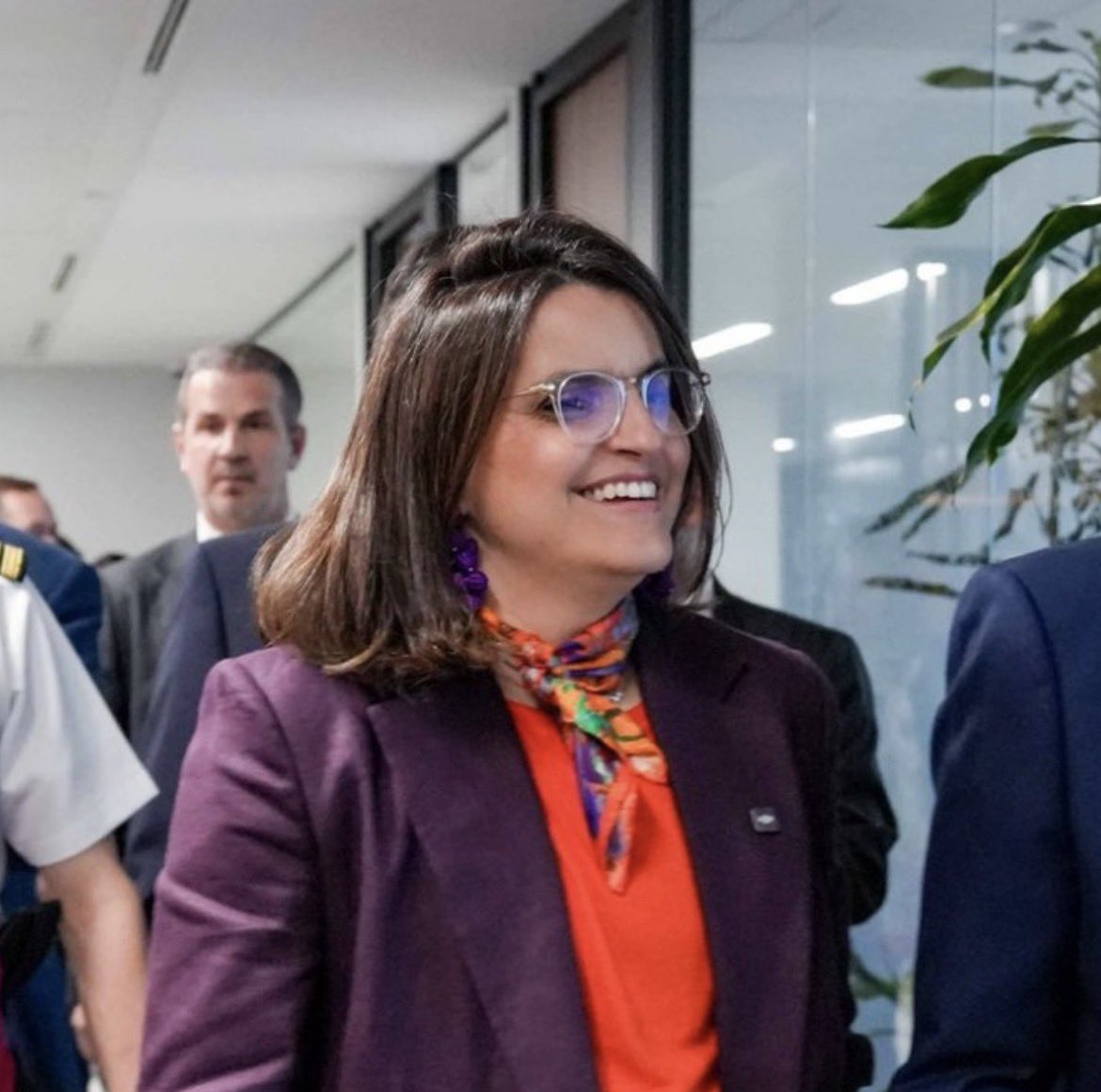 Llegó al Ministerio de Salud, armó un show gritándole a una enfermera, se fue de paseo a Madrid... Y se larga con una sonrisa. 
Miles de pacientes sin medicinas y muertes por falta de atención. 

Nunca más vuelvan a votar por aniñados imbéciles.