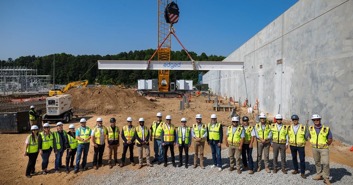 RonVokoun's tweet image. Edged tops out 42MW #DataCenter in Atlanta, Georgia. Third building at campus due live next year  - DCD buff.ly/2qbwWqO