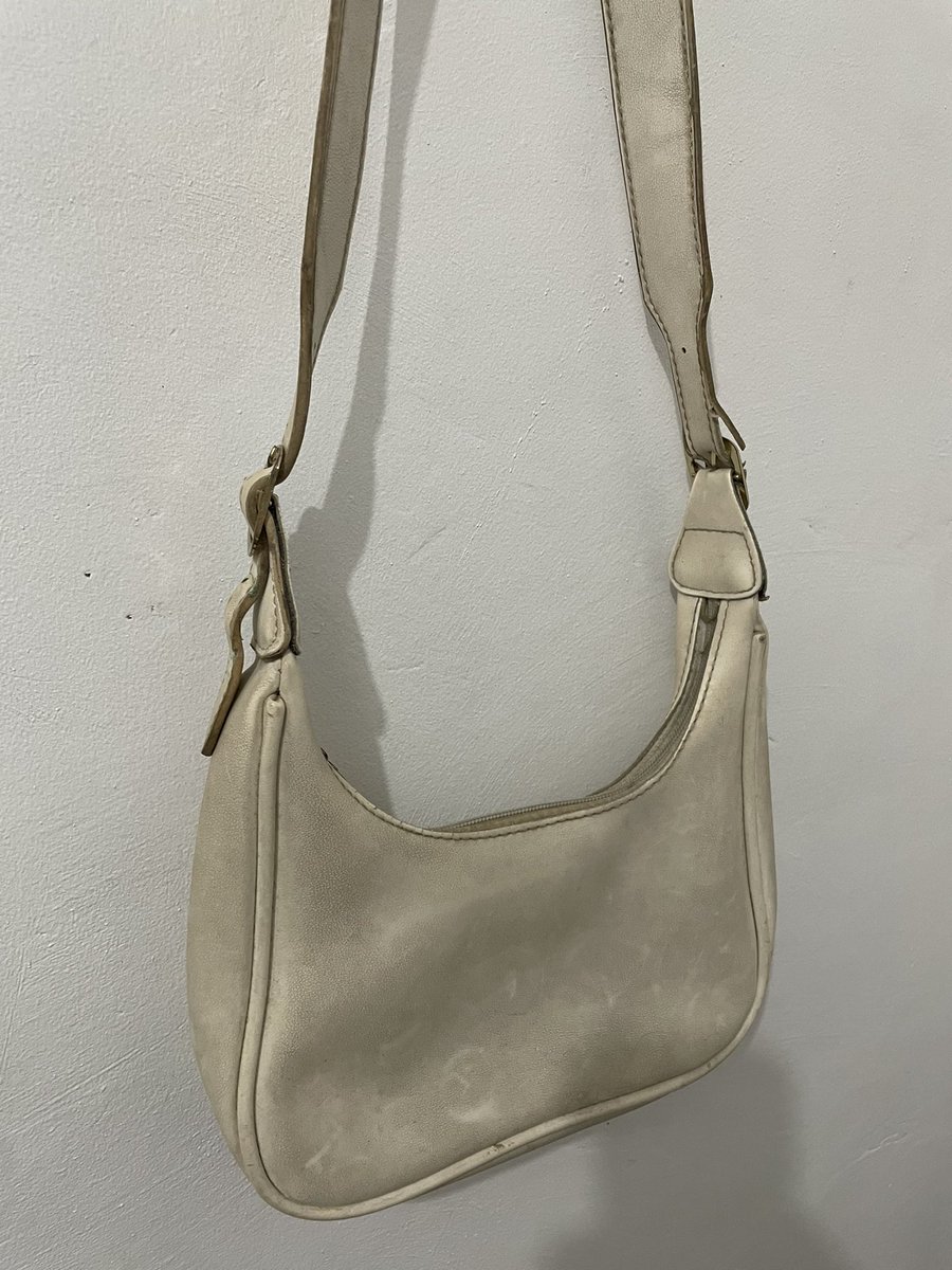 30313carts's tweet photo. item : sling bag

— ₱30
— needs cleaning lang

# wts lfb ph preloved declutter clothes ukay https://t.co/9b1Fi8ep28