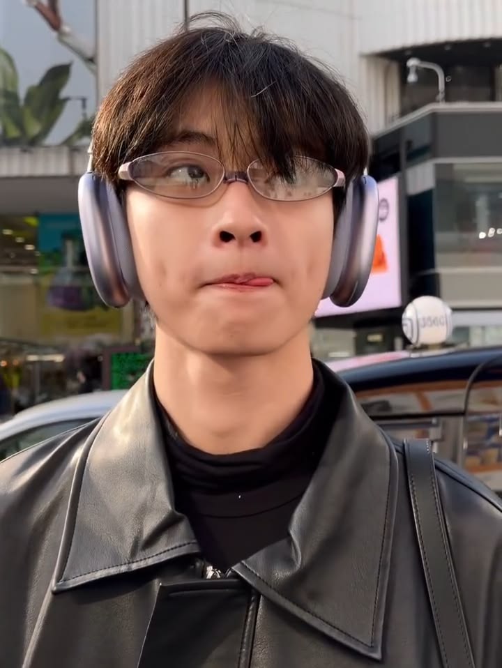ayohrwaviee's tweet photo. 💌: A #TheeWave Filo Au

Doc Matteo (🦷) is looking for someone to take care of his cat, Ari, while he is at work. Adrian (🌊) jokingly comments on the post but unexpectedly ends up being given the responsibility of taking care of the cat, despite having a minor cat allergy. https://t.co/eiBcurRcHH