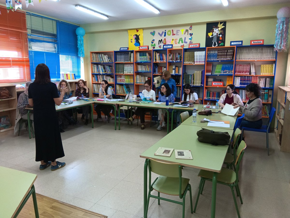 CFIECR_CT's tweet photo. Con Raquel López en @ceipmirobriga concluimos la formación " De cuento en cuento construyendo puentes lectores" @CFIE_CR @educacyl #FormaCyL https://t.co/7jXfqilTKd