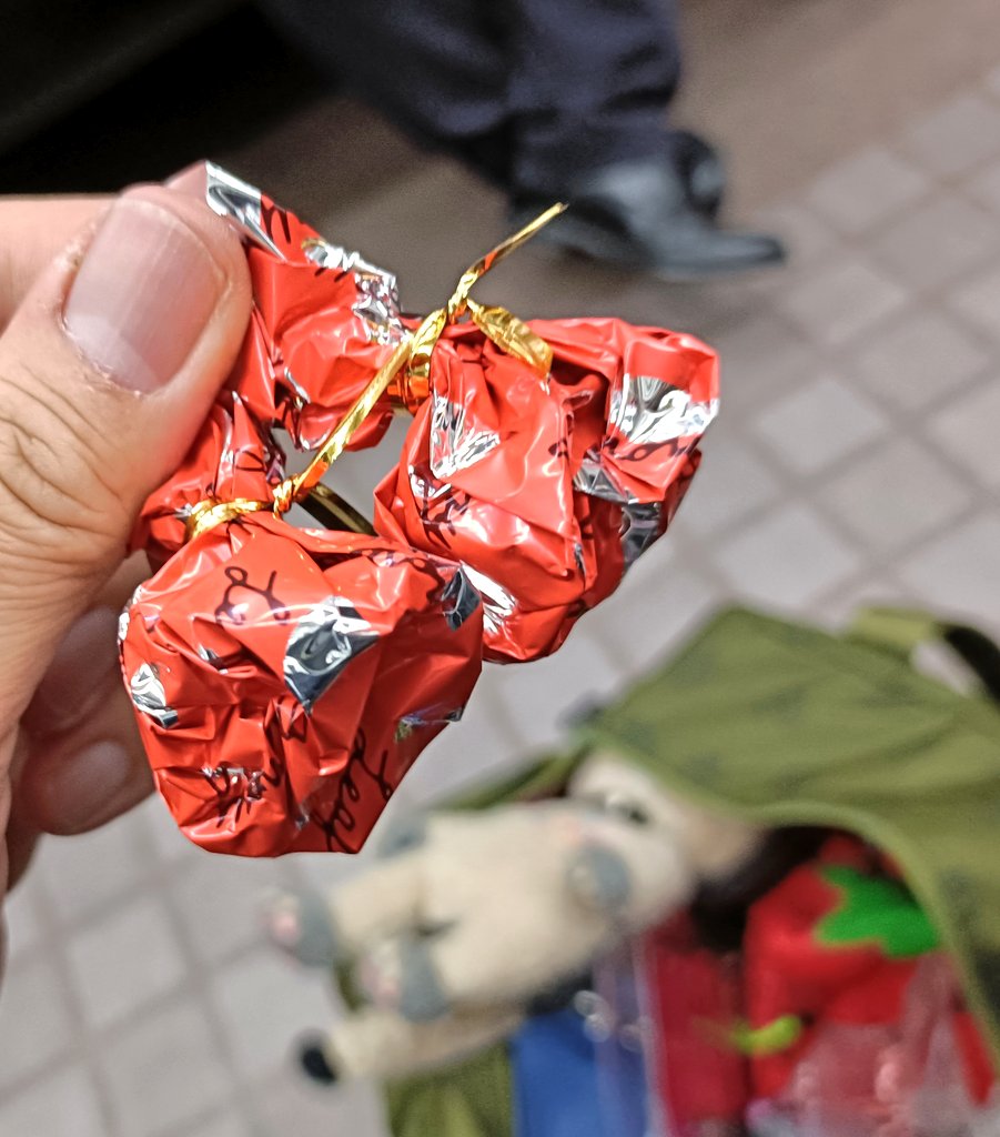 LiSA29775957's tweet image. ぶーの車に置かせてもらってたらドロドロにとけて葉っぱじゃなくなったイチゴの葉っぱチョコ🍓🍃🍫
明日全力で配布するね🫩
＃LiSA ＃LiSA15th ＃LiSA_iCHiNiTSUiTEGO