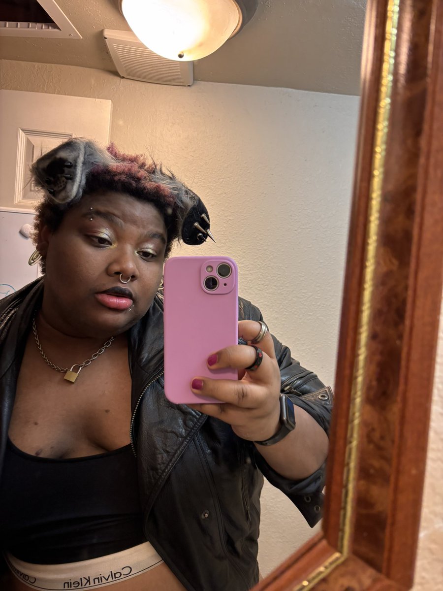 Dare2Dreamrpg's tweet photo. Found my old leather jacket and I look so hot https://t.co/93E7EMbJ5q