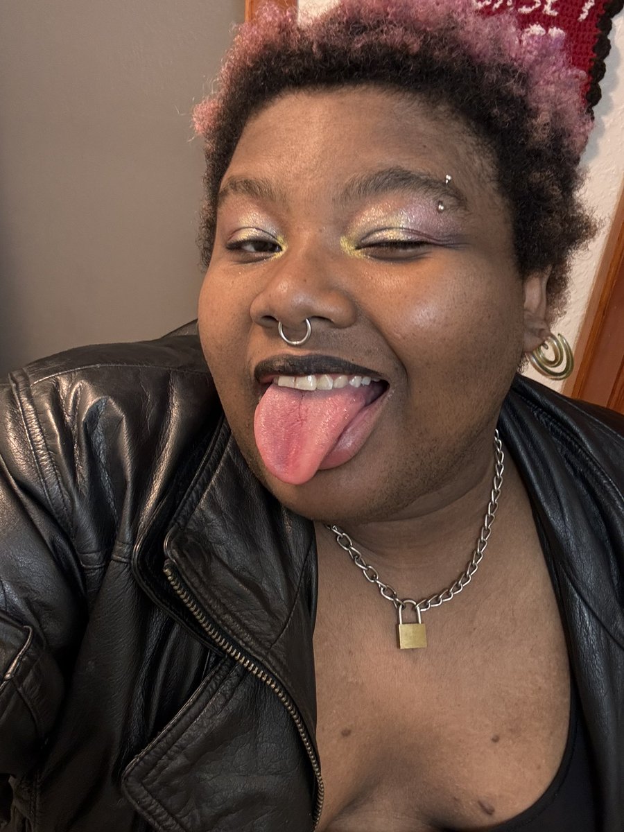 Dare2Dreamrpg's tweet photo. Found my old leather jacket and I look so hot https://t.co/93E7EMbJ5q