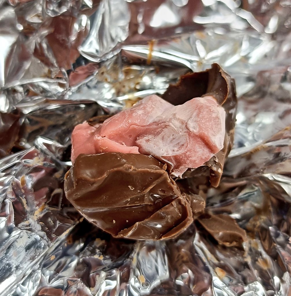 LiSA29775957's tweet image. ぶーの車に置かせてもらってたらドロドロにとけて葉っぱじゃなくなったイチゴの葉っぱチョコ🍓🍃🍫
明日全力で配布するね🫩
＃LiSA ＃LiSA15th ＃LiSA_iCHiNiTSUiTEGO