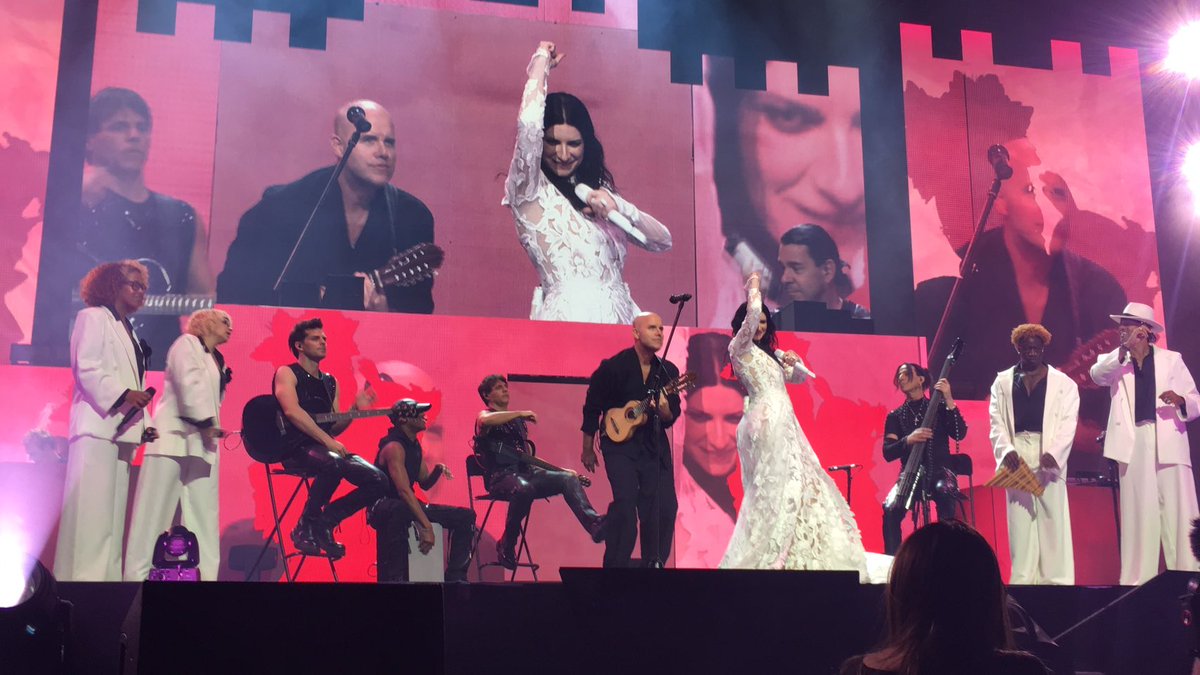 Grande artistas, sentimientos infinitos y una voz que nos une a todos <a href="/LauraPausini/">Laura Pausini</a> ¡Que noche Bogota!