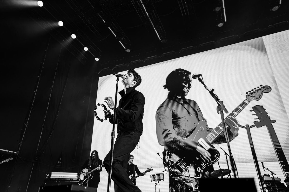 The Neighbourhood tweet media