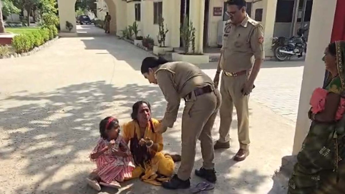 newstrackmedia's tweet image. Raebareli News: रायबरेली: विधवा महिला का एसपी ऑफिस में हाई वोल्टेज ड्रामा
#RaebareliNews #CrimeNews #Newstrack @RaebareliPolice
देवर सचिन पर शादी का झांसा देकर रेप करने का आरोप
अब शादी से मनाकर 29 अप्रैल को कर रहा है दूसरी जगह शादी- पीड़िता
5 वर्ष पूर्व पति का हो चुका है निधन
पति