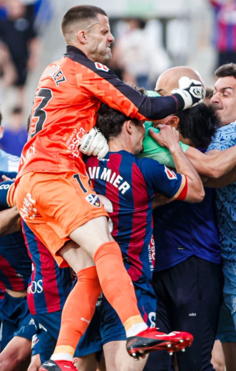 RZFANSclub's tweet photo. @partidazocope Presi y el puñetazo por la espalda del portero del equipo del que usted es reconocido hincha y del que fue presidente ? https://t.co/gxiJ8tYzF1