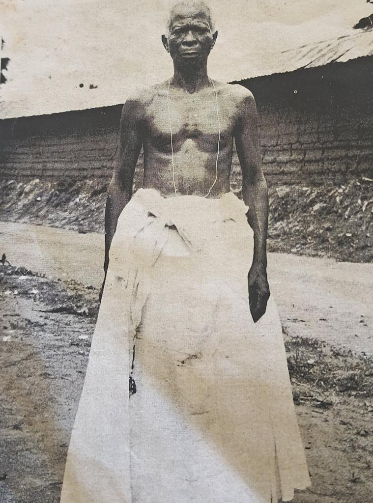 Benin "skirts/wrapper" attire for men and those eligible to wear them.

•Iyerhuan - This is a double layer skirt worn by Benin chiefs during title celebration and paying homage to the Oba. The cap on his head is known as Iyewu.

•Avokho - this skirt is worn by the Egbesomwegie