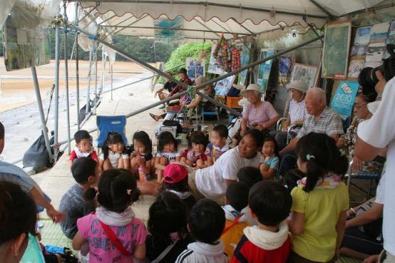 【情報公開】
2010年7月8日
関西から来た保育園児の集団。
基地が何かもわからない子供たちを
こんなところに連れ込む意味はなんでしょうか？
反基地に傾倒する大人たちの自己満足では？