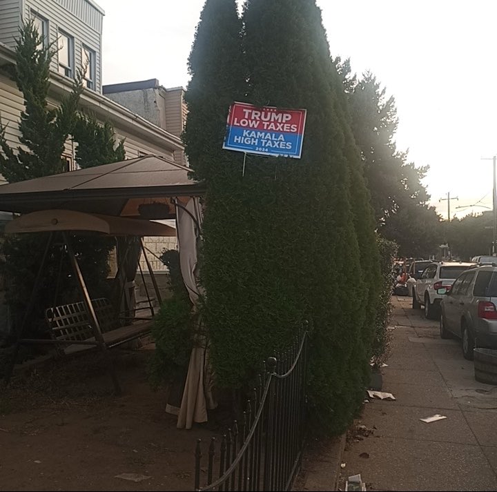 SeanS22311866's tweet image. A racist Latinos took one out my bush but I still got the main message sign. They made announcement sayin we can turn them in for disposal I said nah this was historic times why would I turn in what I voted for. @realDonaldTrump #Trump2024 I won &amp;amp; democrats treat me like a loser.