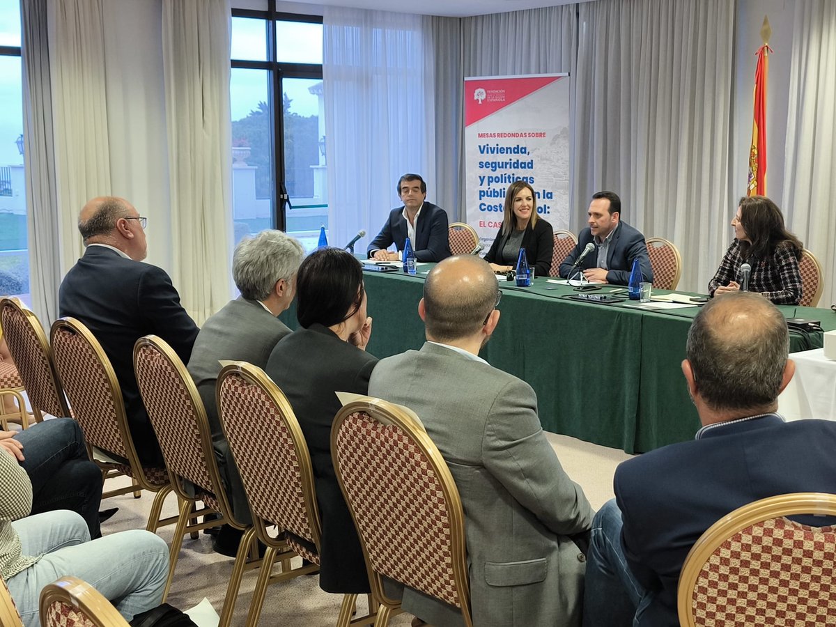 fdenaes's tweet photo. 📸 Instantes de nuestro Observatorio de la Nación en Mijas

Hablamos de vivienda, de las dificultades de los ciudadanos para acceder a una casa y de las soluciones que están sobre la mesa, pero que el bipartidismo no va a aplicar

Gracias a @VoxMijas, @vox_malaga y @AndaluciaVox https://t.co/F4L0SzZPMn