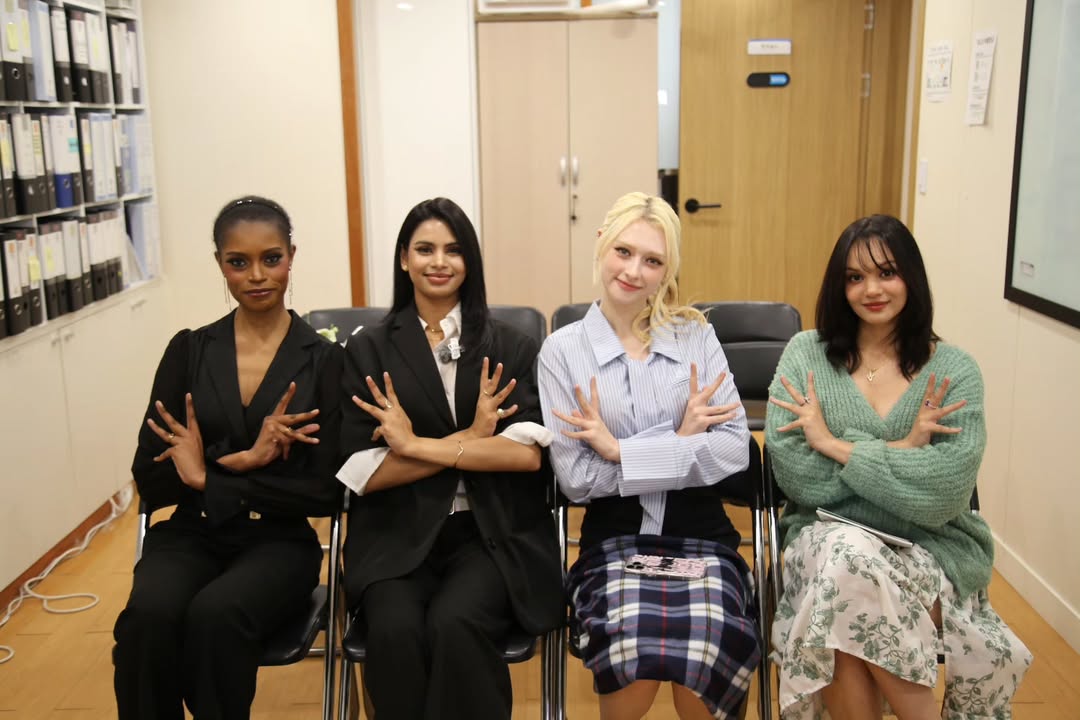 LUMINASherlock's tweet image. [Instagram: DR Music, BLACKSWAN]

K-Pop Girl Group BLACKSWAN have been named the Goodwill Ambassadors for International Development NGO Global Civic Sharing 

#BLACKSWAN #블랙스완