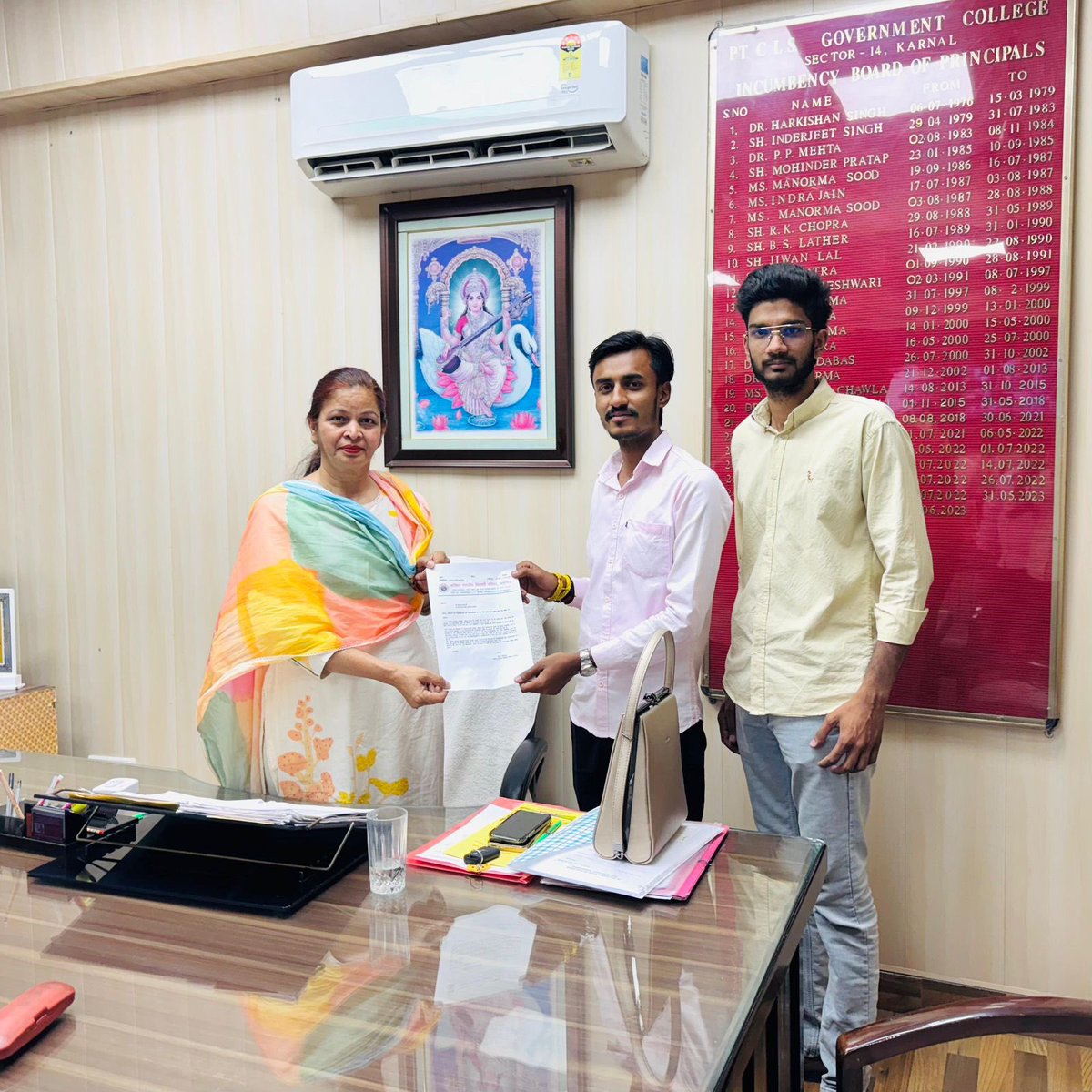 HaryanaAbvp's tweet photo. अखिल भारतीय विद्यार्थी परिषद करनाल इकाई ने जिले के विभिन्न महाविद्यालयों में संबंधित प्रधानाचार्यों के माध्यम से शिक्षा मंत्री के नाम छात्रसंघ चुनाव की बहाली की मांग को लेकर ज्ञापन सौंपा।
#HaryanaAbvp #abvpkarnal #ABVP4Students #StudentsElection https://t.co/8jPu1iD04G