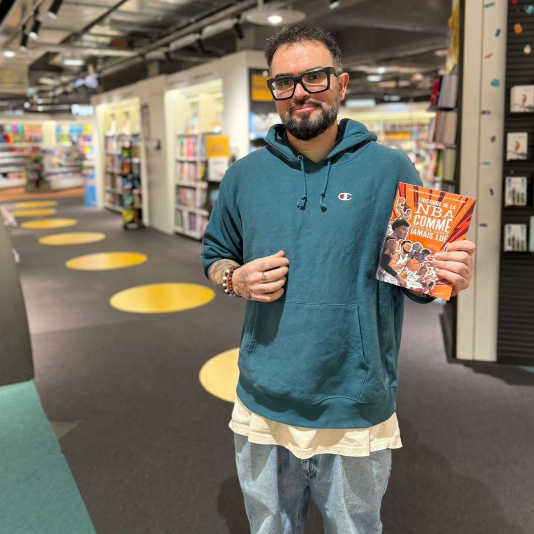 📚🔥 C’est officiel !

Guillaume Graciano, membre de l’équipe de Basket Infos, que vous connaissez sûrement mieux sous le pseudo <a href="/le_6e_homme/">Le 6e Homme</a>, a sorti son premier livre !

👉🏼 La grande histoire de la NBA racontée autrement

Un projet ultra ambitieux : raconter la NBA… mais pas