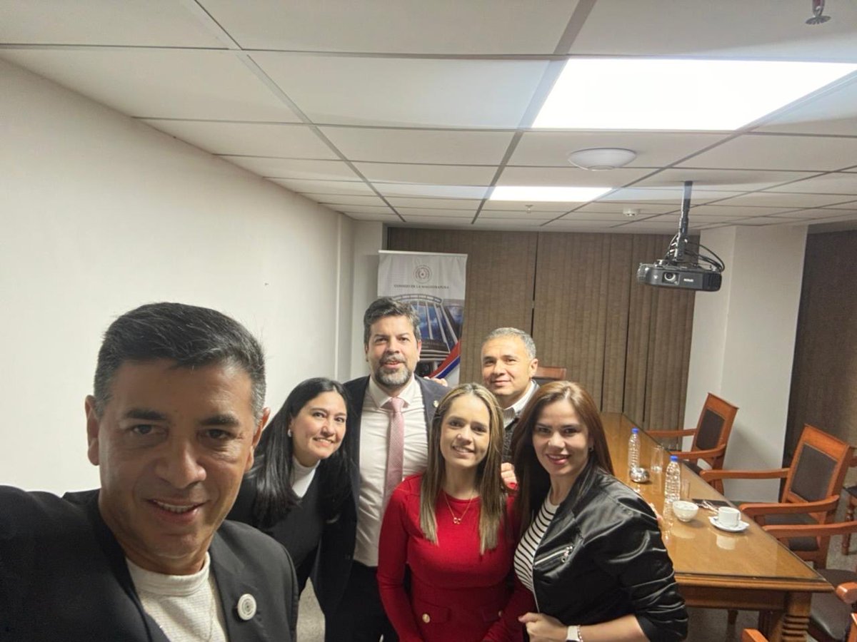 Ayer con el Presidente del CM , Gerardo Bobadilla en compañía de Patricia, Dora, Carolina y Gerardo en el marco de la Especialización en Razonamiento Probatorio de la Escuela Judicial y la UNP.