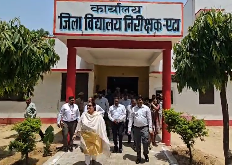 bstvlive's tweet image. एटा : मण्डलायुक्त संगीता सिंह पहुंचीं एटा 

➡अलग-अलग विभागों का लिया जायजा
➡कम्युनिटी सेंटर का किया औचक निरीक्षण
➡गुणवत्ता के साथ काम करने के निर्देश
➡जेल में बन रहे आवासों का भी किया निरीक्षण
 
#Etah #Inspection #UttarPradesh