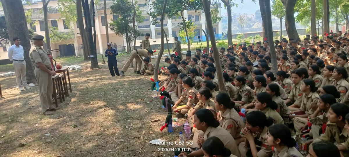 PoliceBageshwar's tweet image. 🔥 कैडेट्स को फायर सेफ्टी का पाठ!
बागेश्वर फायर सर्विस ने डिग्री कॉलेज में 550 NCC कैडेट्स को आग बुझाने और रेस्क्यू का लाइव प्रशिक्षण दिया। युवाओं को आपदा प्रबंधन के लिए किया गया तैयार। 🚒🛡️
#Bageshwar #FireSafety #NCC