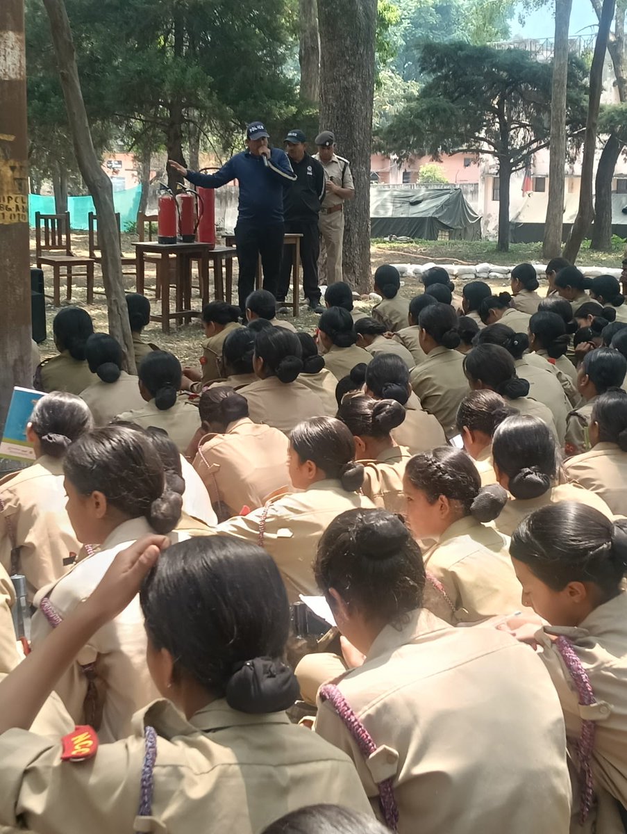 PoliceBageshwar's tweet image. 🔥 कैडेट्स को फायर सेफ्टी का पाठ!
बागेश्वर फायर सर्विस ने डिग्री कॉलेज में 550 NCC कैडेट्स को आग बुझाने और रेस्क्यू का लाइव प्रशिक्षण दिया। युवाओं को आपदा प्रबंधन के लिए किया गया तैयार। 🚒🛡️
#Bageshwar #FireSafety #NCC