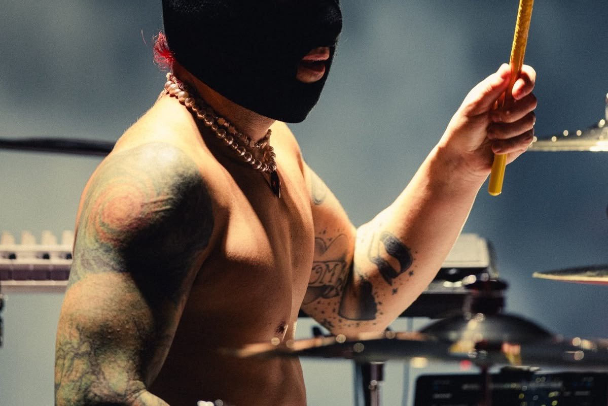 lucy |-/ tweet media