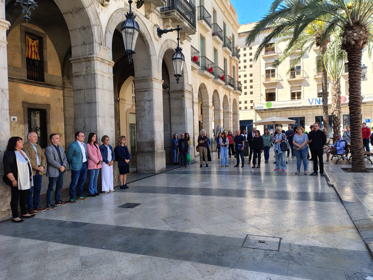 ajuntamentvng's tweet photo. 🟣Minut de silenci per condemnar l’assassinat d’una dona de 92 anys el passat divendres a Barcelona a mans del seu fill

⬛️L’Ajuntament de #VNG se suma al dol i reitera el seu compromís ferm en l’eradicació de les violències masclistes https://t.co/3jUFs47YmX