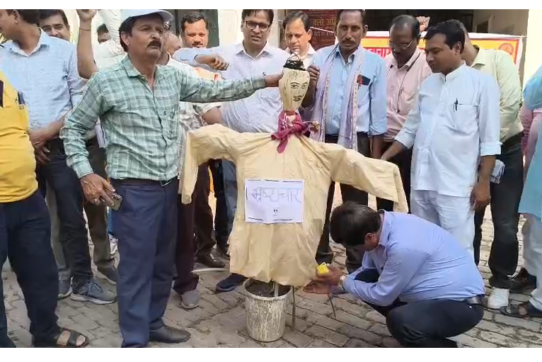 bstvlive's tweet image. शाहजहांपुर: शाहजहांपुर में फूंका गया भ्रष्टाचार का पुतला

➡प्राथमिक शिक्षक संघ द्वारा फूंका गया पुतला
➡बीएसए कार्यालय में प्रदर्शन कर पुतला फूंका
➡मांगों को लेकर जिलाधिकारी को ज्ञापन सौंपा 

#Shahjahanpur #Protest #UttarPradesh