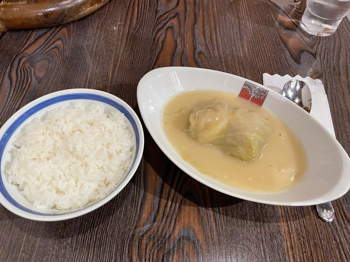 minemaituru's tweet photo. 久々に新宿にある老舗レストラン
アカシアのロールキャベツに
コロッケのセットをいただきました。
歌舞伎町で毎日ピアノ弾いていた頃に
しょっちゅう利用していて、このセットが
1番の大好物でした😋
懐かしい美味しさ✨
少し時間があったので周辺を散策してみたら、当時お気に入りだったお店のほとんどがなくなっていました。
アカシア、これからも続いて���しいなぁ。。。。
ご馳走様でした✨