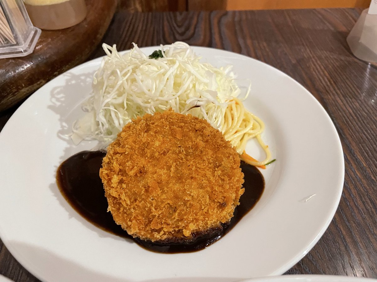 minemaituru's tweet photo. 久々に新宿にある老舗レストラン
アカシアのロールキャベツに
コロッケのセットをいただきました。
歌舞伎町で毎日ピアノ弾いていた頃に
しょっちゅう利用していて、このセットが
1番の大好物でした😋
懐かしい美味しさ✨
少し時間があったので周辺を散策してみたら、当時お気に入りだったお店のほとんどがなくなっていました。
アカシア、これからも続いて���しいなぁ。。。。
ご馳走様でした✨