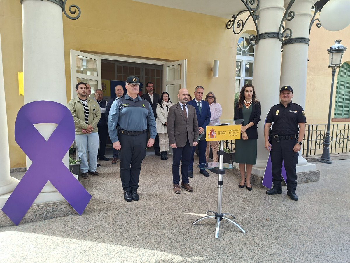 GobiernoMalaga's tweet image. 🟣El subdelegado de @GobiernoMalaga, @FJavier_Salas, junto a #FCSE y funcionarios de la #Subdelegación y de la #AGE, participa en el minuto de silencio por el presunto asesinato de una mujer de 43 años en #Toledo.