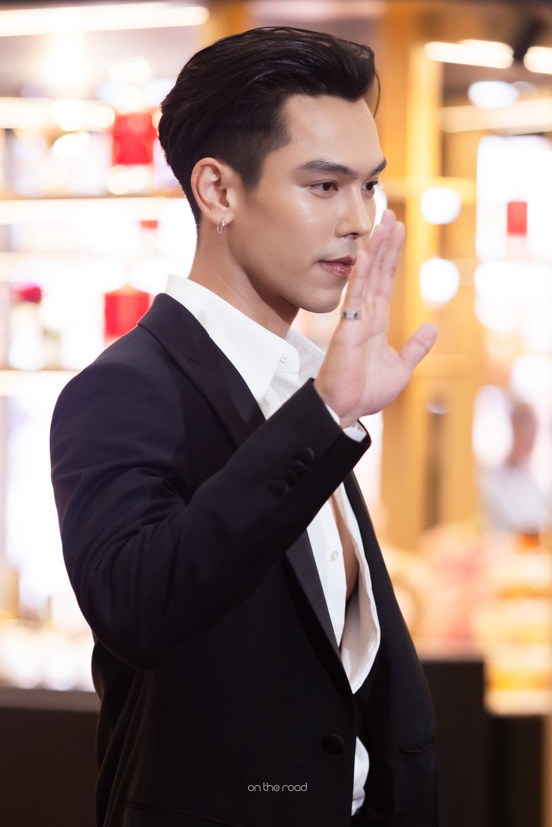 280426

😭💖

—————

TRE KILIAN POPUP AT ICONSIAM

#KilianParisxTreporapat
#treporapat <a href="/treporapat/">T</a>