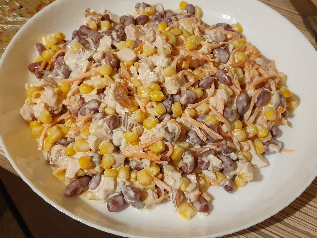 J0hn_3Volta's tweet image. или вот ещё салатик простой и классный

это соседка приготовила и мне оч понравился

куриная грудка, фасоль, кукуруза, морковь

сюда зайдёт болг. перец, пекинская капуста, сухарики, твёрдый сыр

заправить можно как майонезом так и греческим йогуртом

#едадлянищих 
#comfortfood