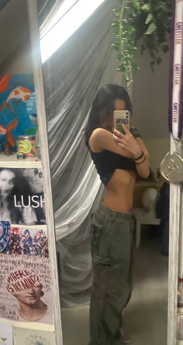 chihguiehs70992's tweet image. New cargos + body check bc I feel fatter
#edtwt #thinspo #fatspo