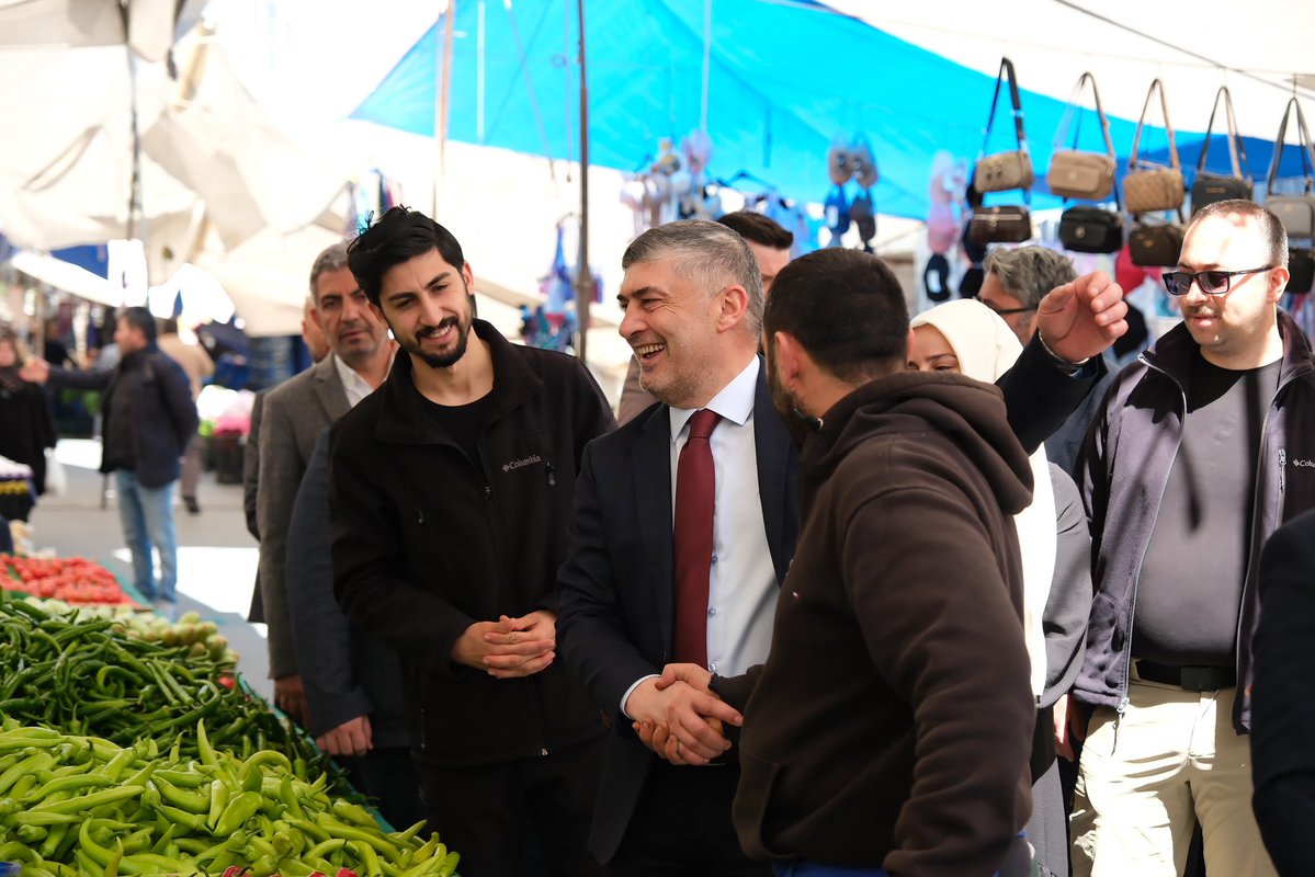 📍#Şahintepe Mahallesi, Salı Pazarı 

Pazar esnafımızı ziyaret ederek hayırlı işler ve bereketli kazançlar diledik. 
Tezgâh başında alın teriyle çalışan esnaf kardeşlerimizle sohbet ettik, alışverişlerini yapan komşularımızla muhabbet ettik.
Her köşesinde emek, her sokağında