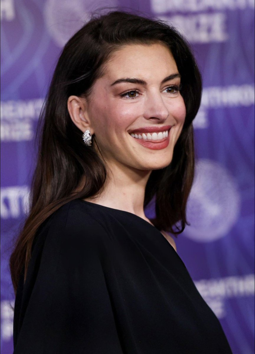 lead_herlines's tweet image. They called it “Hatha-hate.”
- She called it growth.
- Anne Hathaway’s comeback reminds us how quickly the world turns on women, and how powerfully they return.
#AnneHathaway #WomenInFilm #LeadHerlines #Comeback
