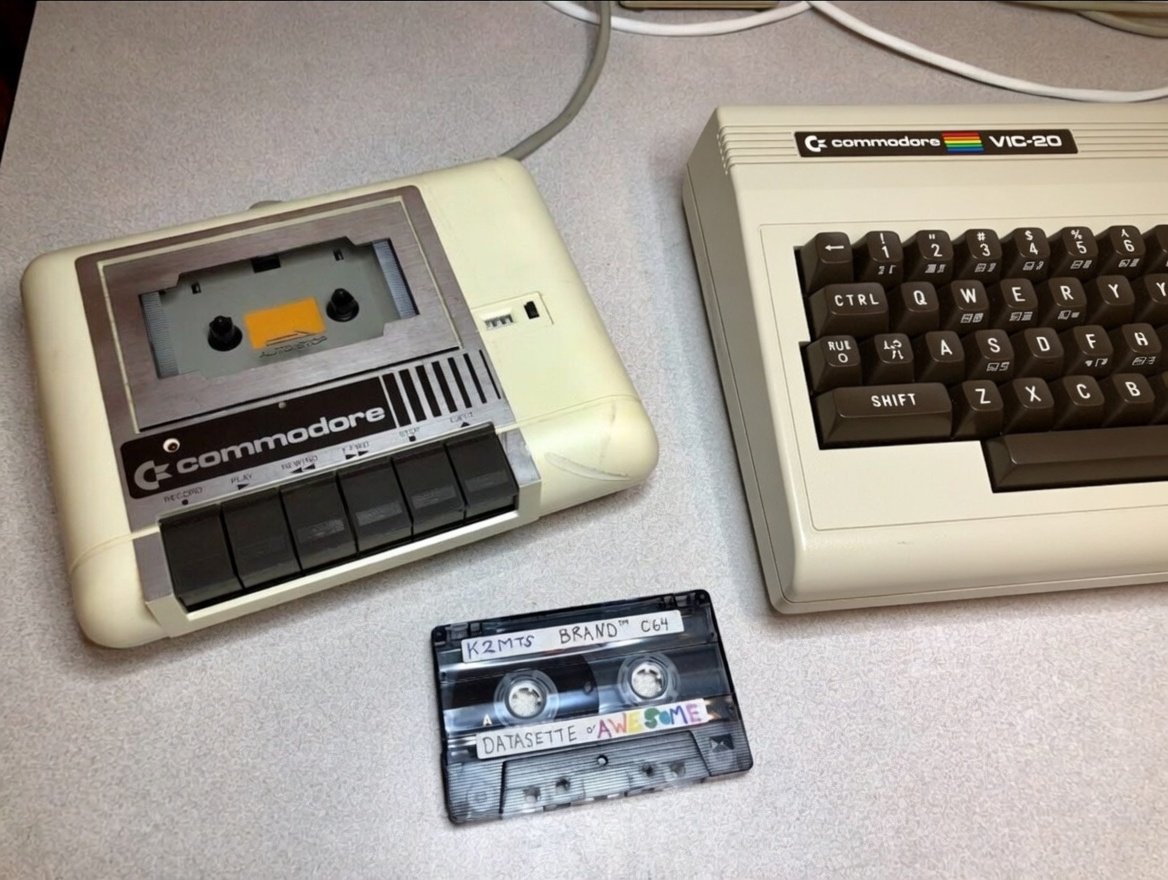 WalterJFernand2's tweet photo. te acordas #Retro ?
#Commodore https://t.co/FWtE06ummz