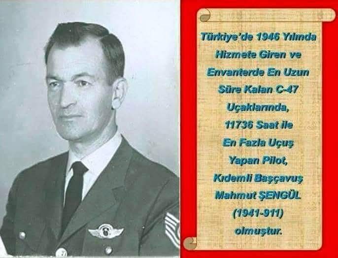 Asbinisiyatif's tweet photo. HAVA PİLOT KIDEMLİ BAŞÇAVUŞ 
MAHMUT ŞENGÜL / ALTIN BRÖVE

Hava Kuvvetlerinde en kariyerli, ulaşılması en zor olan sınıf pilotluktur.Tüm branşlar bir uçağın uçması için konumlandırılmıştır.

Bir pilotun da en statüsel başarı grafiği uçuştuğu toplam saatlerdir.

Hava kuvvetlerinde F-4 Phantom yada savaşan şahin diye bilinen F-16 'larva en fazla uçuş saati olan binbaşıyı yada yarbayı Hava Kuvvetleri  tarihini anlatan karargah koridorlarında devasa tablolar içinde yada müze, dergi süslü püslü görsel bütün içerikler de görürsünüz.

Ama ;
Hava Kuvvetlerinin uçurması en zor teknolojik olarak en geride olan uçağını C-47 de tüm zamanların en fazla uçuşunu gerçekleştirmiş Assubay'ı Hava Kuvvetlerinin hiç bir yerinde göremezsiniz.

Türkiye'in masmavi semalarında 1946 yılında evantere çıkan, kuğu gibi süzülen bir uçak ve gökyüzünüde en fazla kalan uçurması tam bir ustalık, zeka, bilgi ve cesaret isteyen 
C-47 'ler de  11.736 saat uçuş tamamlayan, üstü örtülen tarihin Hava Kuvvetlerindeki en fazla ve hiç bir kırım yapmadan uçuşunu gerçekleştiren pilotu Kıdemli Başçavuş Mahmut ŞENGÜL'Ü TSK 'ın tarihsel notlarının hiç bir yerinde göremezsiniz.

Tıpkı her yerde olduğu gibi tel örgülerin içinde  duygu ve düşünceleri   sırmalı ay-yıldıza hapsedilmiş Assubay'ları görmediğiniz gibi.

Abimiz, meslektaşımız, komutanımız 
sayın Hava Pilot Kıdemli Başçavuş Mahmut ŞENGÜL'ü saygıyla anıyor, gururla selamlıyoruz.

Tarihe damga vuran tüm yok saymalara, tüm karartma çabalarına karşın gökyüzünüde bir güneş gibi parıldayan altın bröve sahibi sırmalı ay-yıldızı göklerde bulutlara bir nişan gibi takan onu ve tarihin gerçek satırlarına mesleğini, rütbesini, ismini bir imza gibi atan tüm Assubay'lar ile onurlanırken,

Her biri ayrı bir değer olan, eğer Türk Silahlı Kuvvetleri güç olarak bir yere geldiyse bu sıkalanın en tepe noktasında kendisinden bir çok şeyleri yitirerek enek ve bilginin bileşimi olan Assubay'ları karanlık duvarlarının karanlığına inat gün yüzüne, güneşin ışıklarına ulusumuzun tarih sayfalarına gurur ve inatla çıkarmaya devam edeceğimizi herkesin bilmesini isterim...

/Levent Ulucan/