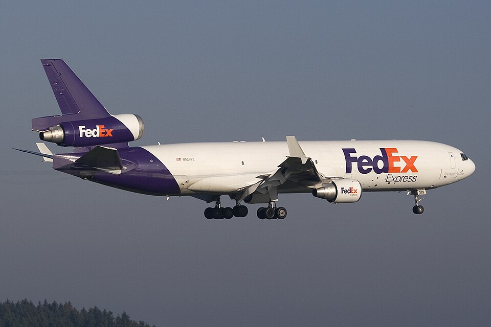 Hispaviacion's tweet image. La flota MD-11 de FedEx volverá al servicio en mayo tras seis meses en tierra. Richard Smith confirma que los 29 trimotores han superado las inspecciones de la @FAANews✈️📦
hispaviacion.es/flota-md-11-de…

#FedEx #Aviation #MD11 #CargoNews #AvGeek