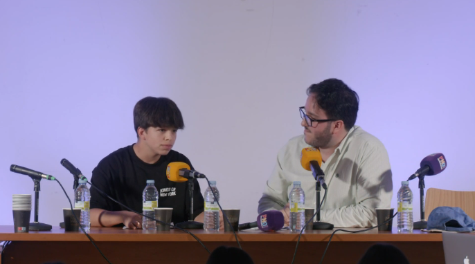 pontenasondas's tweet photo. 🗣️🎙️🎉 Ao ritmo da música de Magín Blanco, e co retrouso “Cea que bonito é!”. Xa en directo o #radiovisual do patrimonio con PNO!  #PatrimonioInmaterial #PatrimoniodeFuturo 👏👏👏

🎥 Podedes seguir a emisión desde a web de PNO! 📲 https://t.co/BFf8A447SM