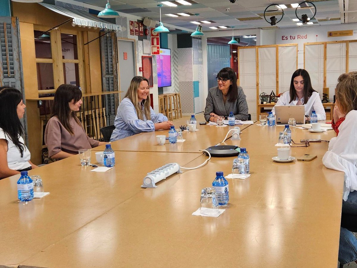 redpuntoes's tweet image. ✨Antes de despegar hacia San Francisco, las fundadoras de las #startups del @ProgramaDesafia comparten impresiones con la presidenta de Red.es, María González Veracruz.