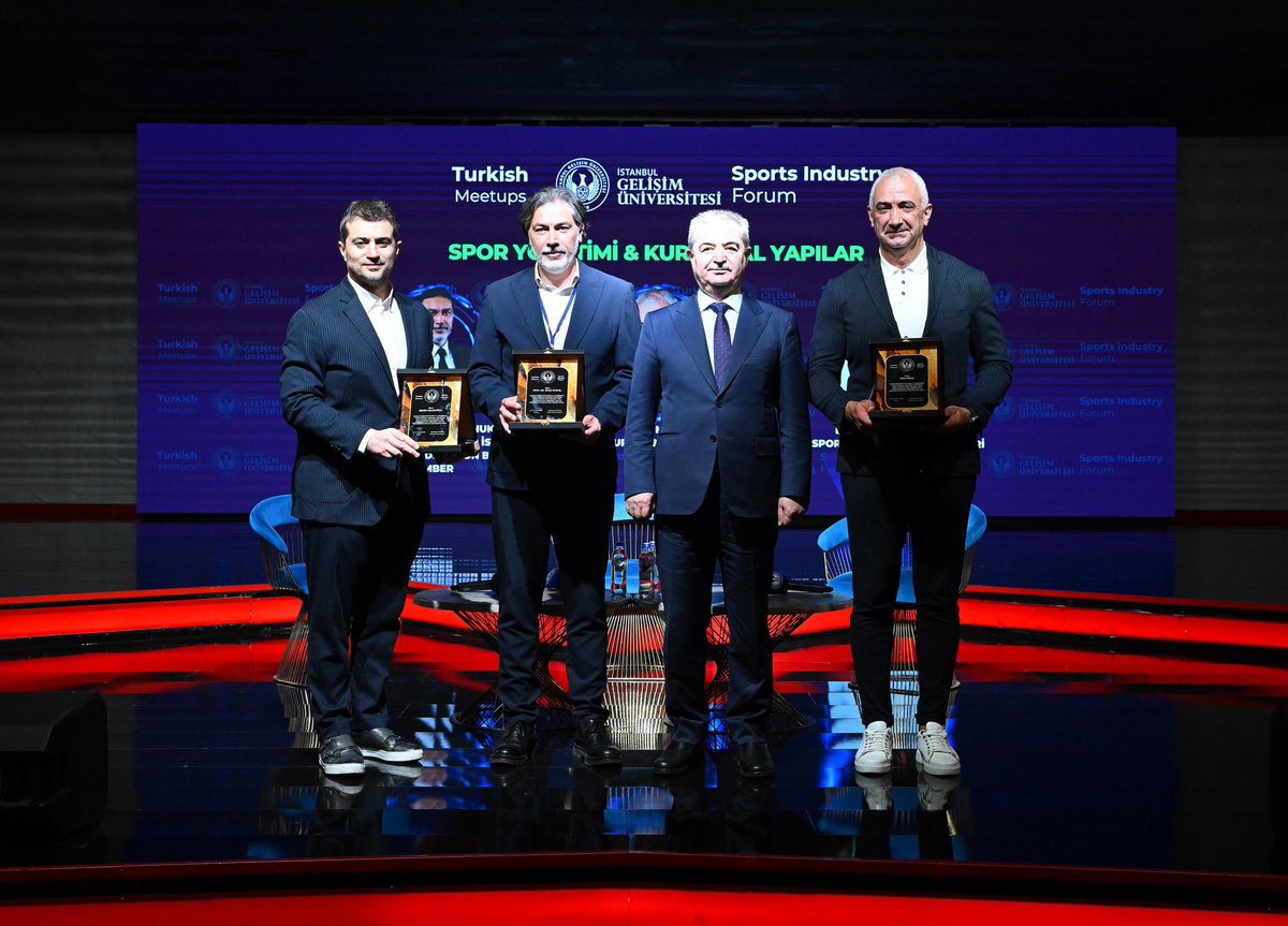 ErdemAslanoglu's tweet photo. İstanbul Gelişim Üniversitesi ev sahipliğinde Turkish Meetups tarafından düzenlenen “Sports Industry Forum 2026” kapsamında “Spor Yönetimi ve Kurumsal Yapılar” oturumunda konuşmacı olarak yer almaktan büyük memnuniyet duydum.

Panelde birlikte yer aldığımız değerli dostlarım Spor İstanbul Genel Müdürü Prof. Dr. Bilge Donuk ve Spor Turizm Birliği Başkanı Nida Kiraz ile sporun bugünü ve yarınını çok boyutlu bir perspektifle değerlendirdik. Özellikle geleceğin spor yöneticisi adayı gençlerle bir arada olmak ve onlara spor yönetimindeki tecrübelerimi aktarmak benim için büyük bir keyifti.

Genç arkadaşlarımızın enerjisi ve sektöre olan ilgisi, Türkiye’de sporun geleceği adına bizleri bir kez daha umutlandırdı. Misafirperverlikleri ve değerli plaket takdimleri için Rektörümüz Prof. Dr. Bahri Şahin’e ve İstanbul Gelişim Üniversitesi’ne teşekkür ederim.