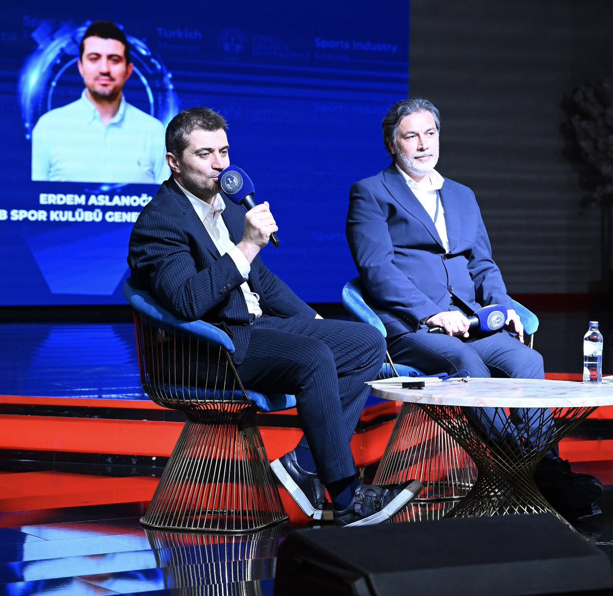 ErdemAslanoglu's tweet photo. İstanbul Gelişim Üniversitesi ev sahipliğinde Turkish Meetups tarafından düzenlenen “Sports Industry Forum 2026” kapsamında “Spor Yönetimi ve Kurumsal Yapılar” oturumunda konuşmacı olarak yer almaktan büyük memnuniyet duydum.

Panelde birlikte yer aldığımız değerli dostlarım Spor İstanbul Genel Müdürü Prof. Dr. Bilge Donuk ve Spor Turizm Birliği Başkanı Nida Kiraz ile sporun bugünü ve yarınını çok boyutlu bir perspektifle değerlendirdik. Özellikle geleceğin spor yöneticisi adayı gençlerle bir arada olmak ve onlara spor yönetimindeki tecrübelerimi aktarmak benim için büyük bir keyifti.

Genç arkadaşlarımızın enerjisi ve sektöre olan ilgisi, Türkiye’de sporun geleceği adına bizleri bir kez daha umutlandırdı. Misafirperverlikleri ve değerli plaket takdimleri için Rektörümüz Prof. Dr. Bahri Şahin’e ve İstanbul Gelişim Üniversitesi’ne teşekkür ederim.