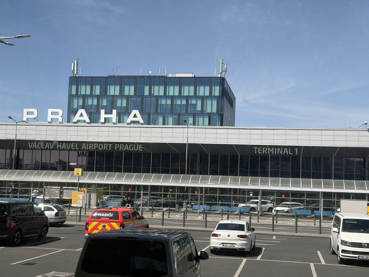 Kousavá knihovnice tweet media